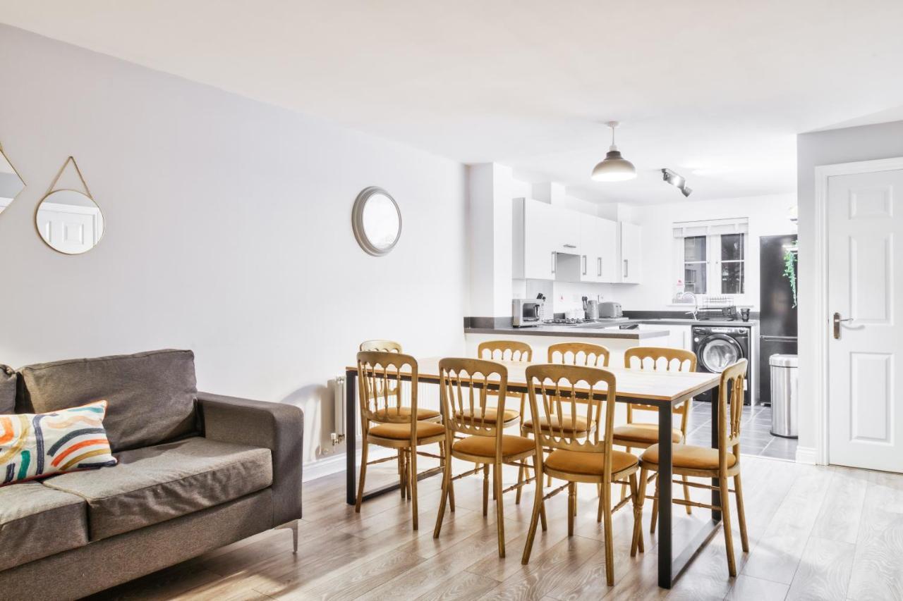 5 Bed House In Gloucester Hucclecote Εξωτερικό φωτογραφία