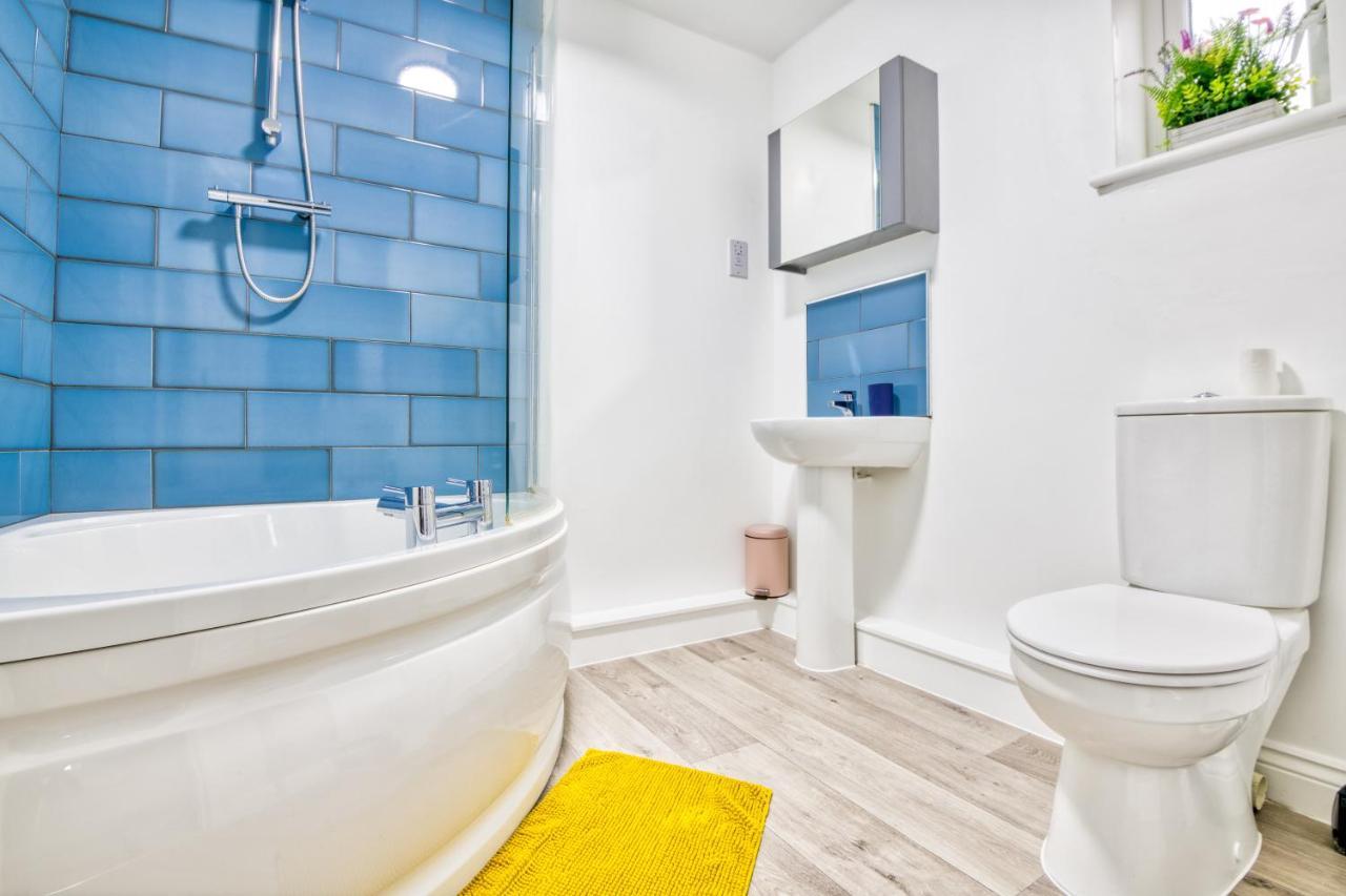 5 Bed House In Gloucester Hucclecote Εξωτερικό φωτογραφία